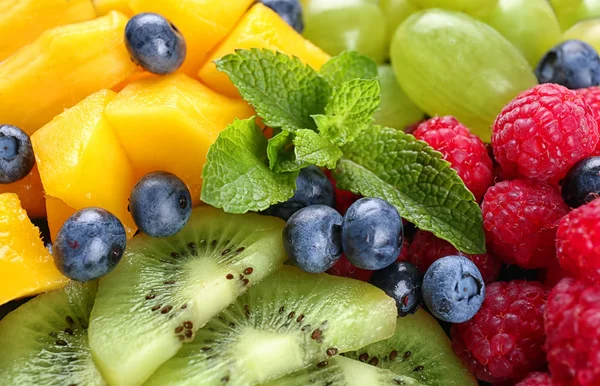 Deliciosa ensalada de frutas, primer plano —  Fotos de Stock