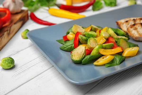 Plaat van salade met spruiten op tafel — Stockfoto