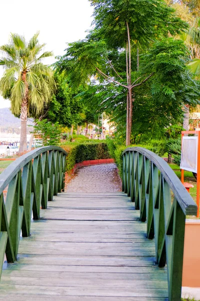 Hermosa vista del puente de madera en el resort — Foto de Stock