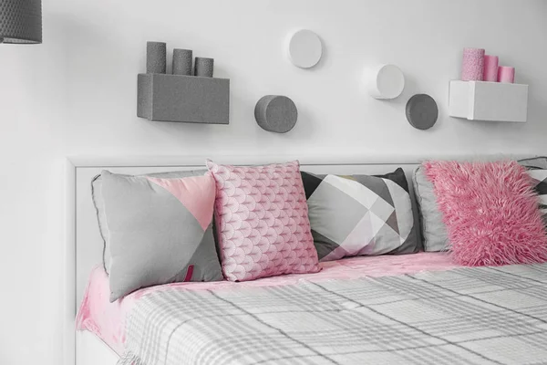 Bequemes Bett mit Kissen im hellen Raum — Stockfoto