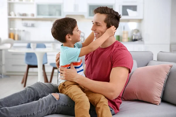 Baba ve oğul evde eğleniyor.