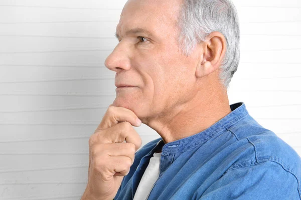 明るい背景にカリスマ的な思いやりのある年配の男性 — ストック写真