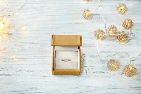 Caja con anillo de compromiso de lujo sobre fondo de madera — Foto de Stock