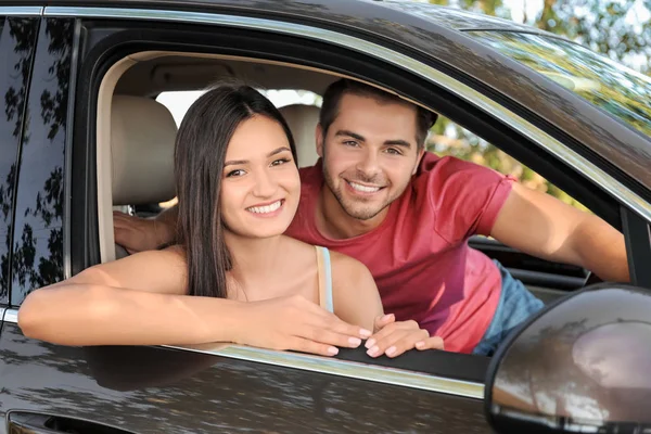 Bela jovem casal no carro — Fotografia de Stock