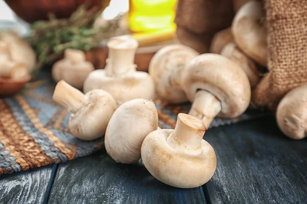 木桌上的新鲜香菇 — 图库照片