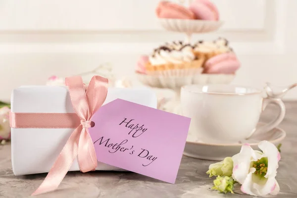 Regalo para el día de la madre con tarjeta y flor en la mesa —  Fotos de Stock