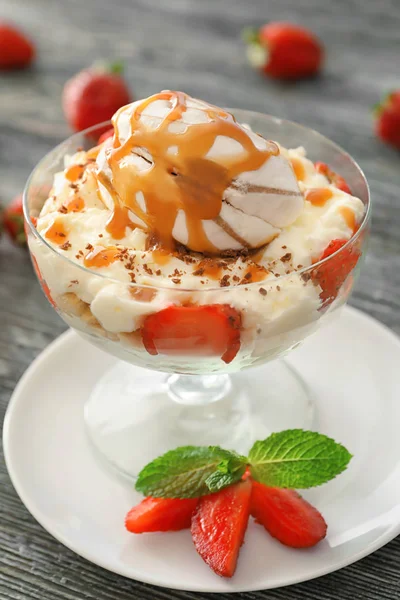 Yummy dessert with marshmallow and caramel Royalty Free Stock Photos