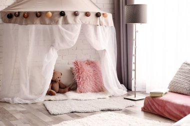 İç yumuşak tüylü halı ile çocuk odası