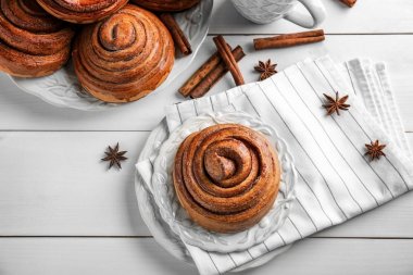 Tablo üzerinde tatlı tarçın rulo ile kompozisyon