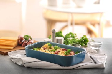 Sosis ve peynir ile makarna 