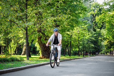 Olgun sportif erkek binicilik bisiklet açık havada
