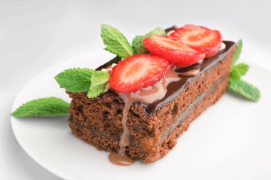 Nefis Çikolata pasta ve beyaz zemin üzerine karamel tepesi ile plaka