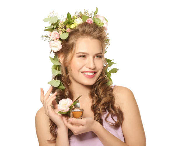 Молодая женщина с бутылкой духов
