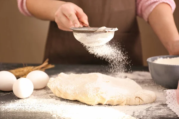 Donna che prepara pasta sfoglia sul tavolo — Foto Stock