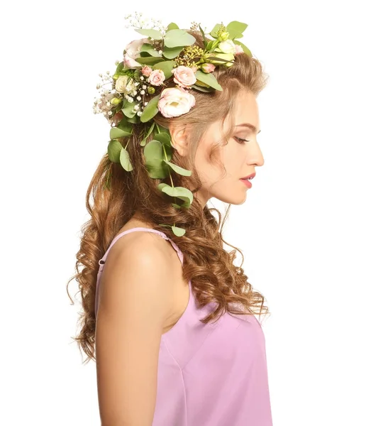 Krásná mladá žena s květinový věnec — Stock fotografie
