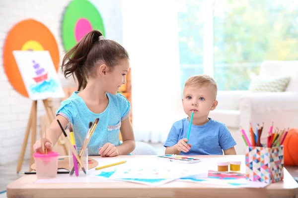 Bambini piccoli che disegnano a tavola in casa — Foto Stock