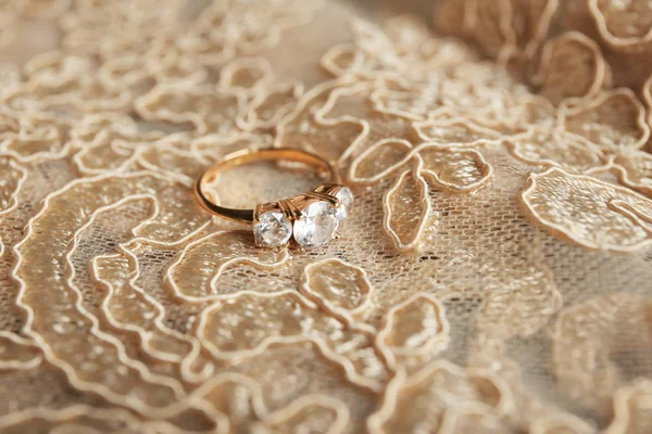 Belo anel de noivado no laço — Fotografia de Stock