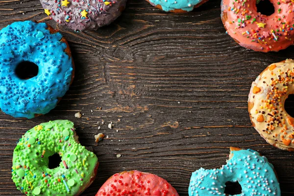 Donuts savoureux sur table en bois — Photo