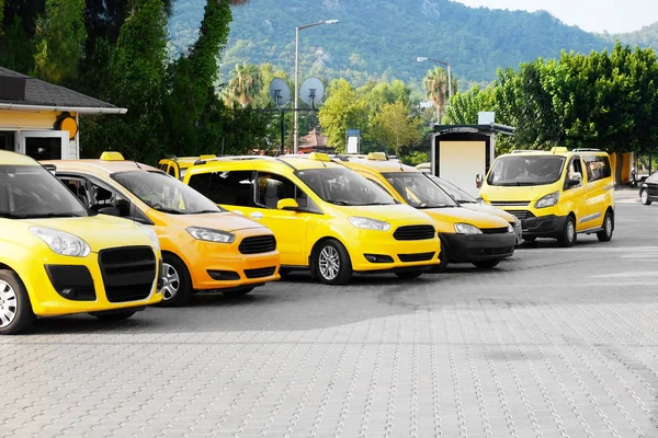Carros de táxi em pé na zona de estacionamento — Fotografia de Stock