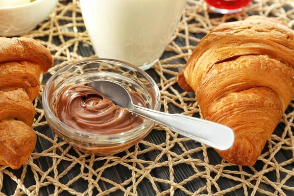 Läckra croissanter med choklad spridningen — Stockfoto