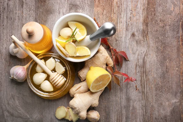 Composición con miel y ajo como remedios fríos naturales sobre fondo de madera, vista superior —  Fotos de Stock