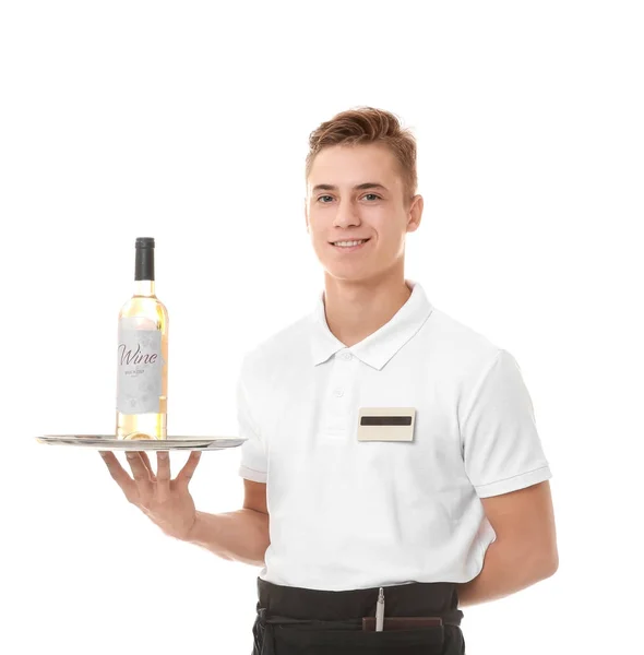 Bonito garçom jovem segurando bandeja de metal com garrafa de vinho no fundo branco — Fotografia de Stock