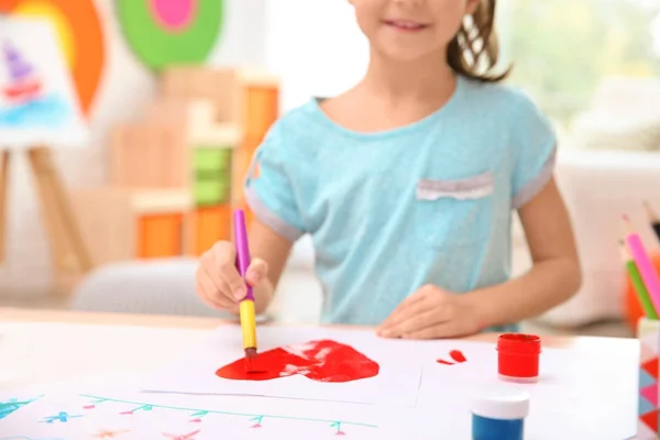 Küçük kız masada kapalı boyama — Stok fotoğraf
