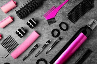 Profesyonel kuaför gri masaya ayarla