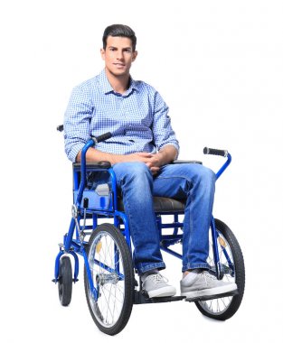 Tekerlekli sandalye beyaz arka plan üzerinde çekici genç adam