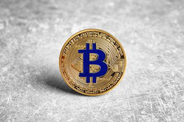 Işık arka plan üzerinde altın bitcoin