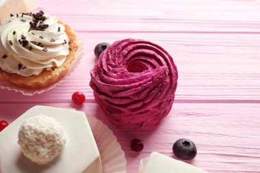 Lezzetli tatlılar ahşap arka plan üzerinde ürün yelpazesine