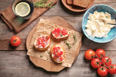 Lezzetli taze bruschetaların olduğu ahşap tahta masa.