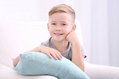 Sevimli yumuşak yastık evde çocukla