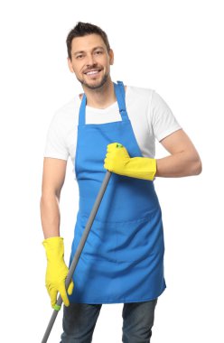 Genç profesyonel temizlik zemin üzerinde beyaz izole paspas ile