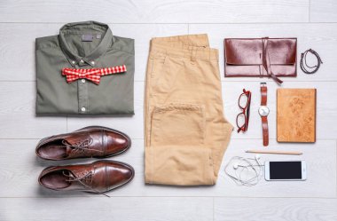 Hipster giysiler ahşap zemin, düz üzerinde dizi yatıyordu