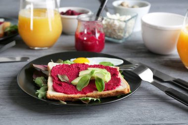 Tost, pancar Yapıştır ve ahşap masa üzerinde avokado ile plaka