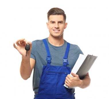 Beyaz arka plan üzerinde araba anahtarları ile yakışıklı otomatik mekanik