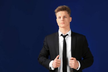 Renk arka plan üzerinde resmi kıyafetli yakışıklı adam