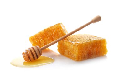 Beyaz zemin üzerine kepçe ile taze peteğin