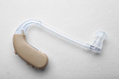 İşitme cihazı ışık arka plan üzerinde