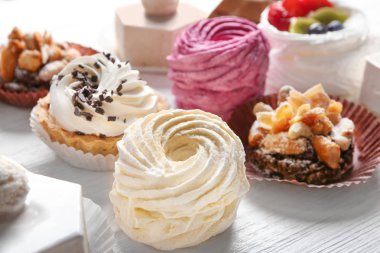 Lezzetli tatlılar ahşap arka plan üzerinde ürün yelpazesine