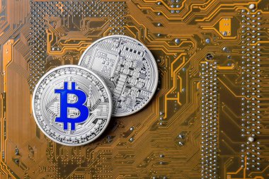 Devre kartı üzerinde gümüş bitcoins