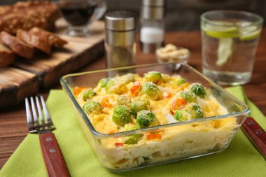 Brüksel lahanası ve tablo peynir pişirme çanağı