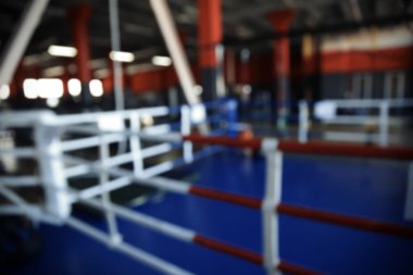 Bulanık halka bir boş boks jimnastik salonu görünümünü