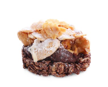 Beyaz zemin üzerine lezzetli pralin kek