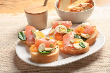 Lezzetli taze bruschettas tablo ile plaka