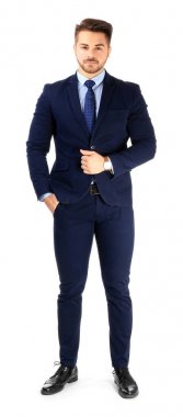 Beyaz arka plan üzerinde resmi kıyafetli yakışıklı adam