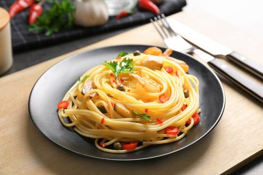 Sarımsak ve plaka üzerinde kızarmış karides lezzetli makarna