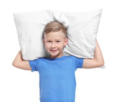 Beyaz arka plan üzerinde büyük yastık ile sevimli çocuk