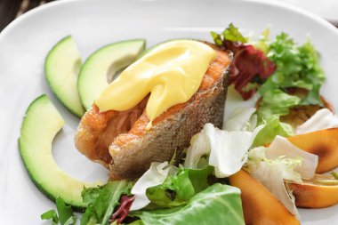 Garnitür ve sos plaka, closeup lezzetli alabalık biftek